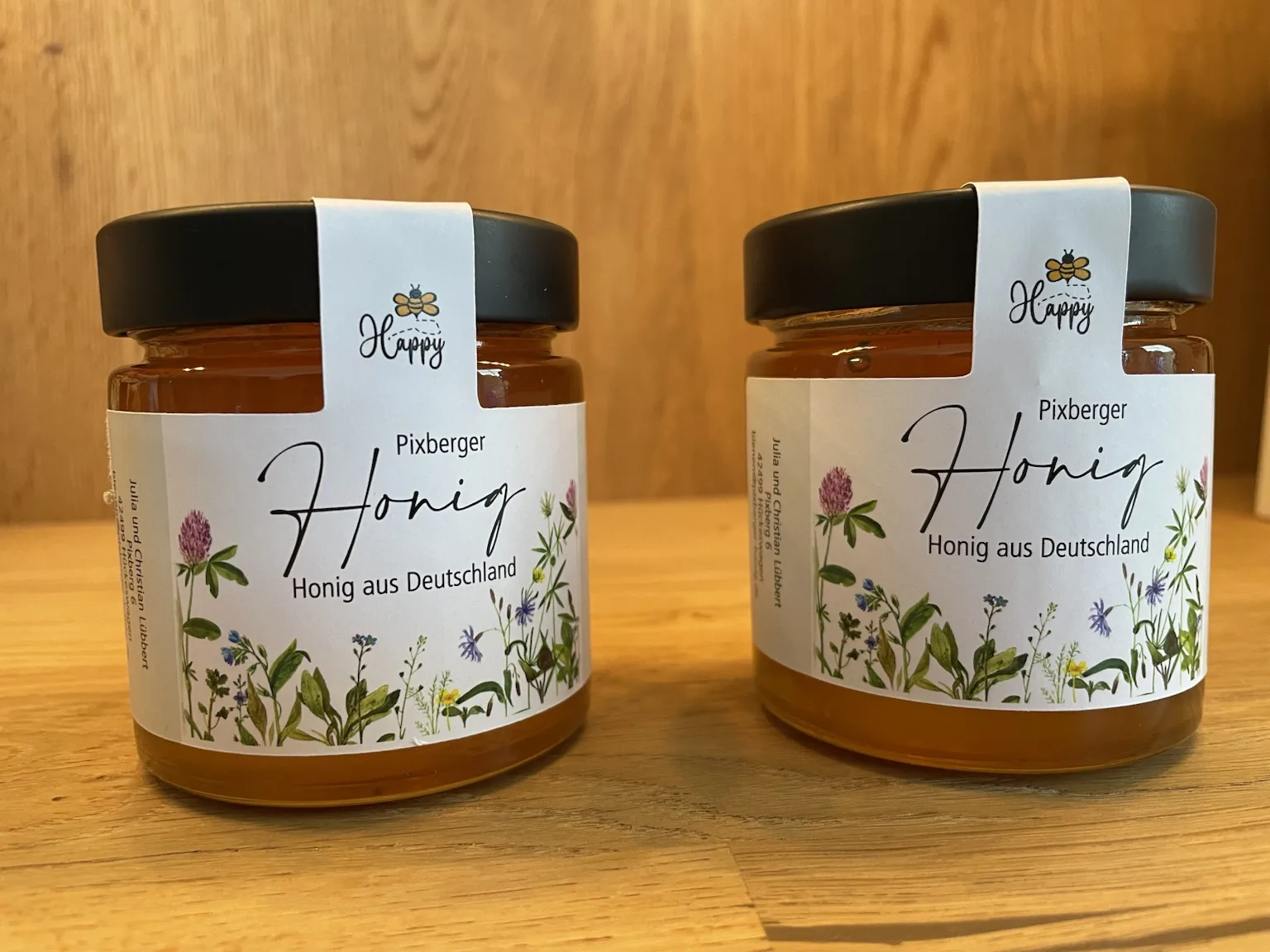 Zwei Gläser Pixberger Honig mit dem weißen Wildblumenetikett