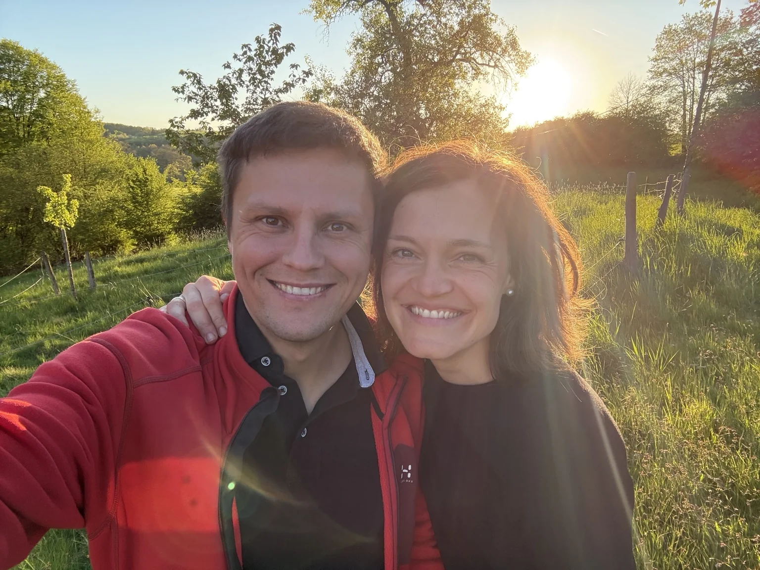 Julia und Christian in der Abendsonne auf den Wiesen bei Pixberg